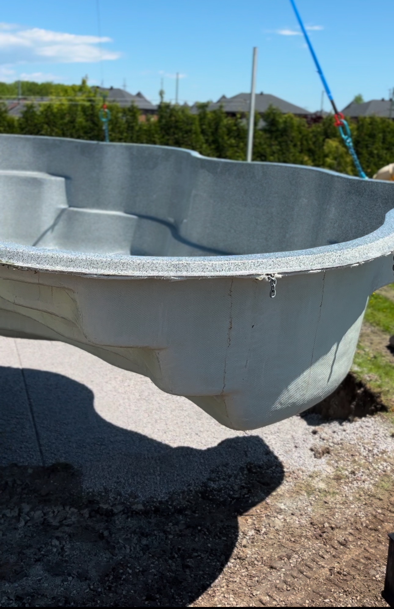 personne relaxant dans une piscine en fibre de verre